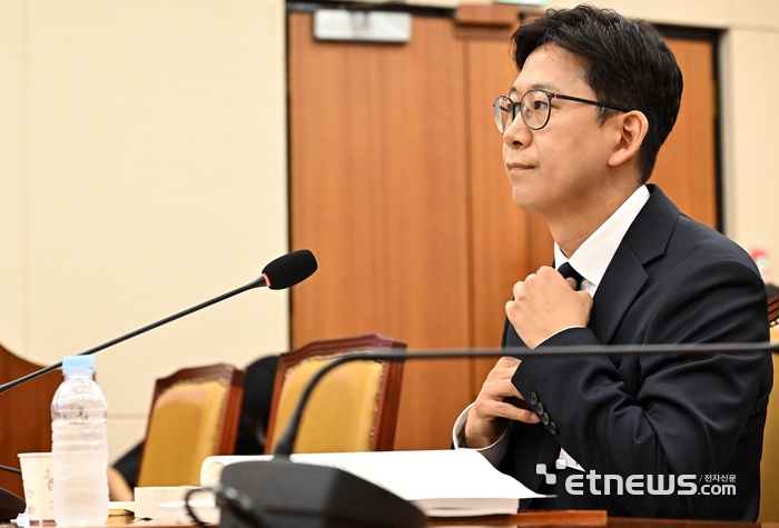 [포토] 옷매무새 가다듬는 배경훈