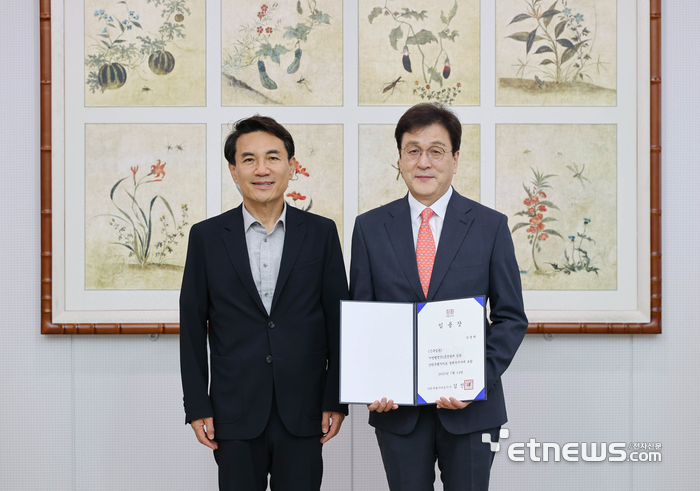 김진태 강원도지사(왼쪽)가 김광래 신임 경제부지사에게 임명장을 수여했다.