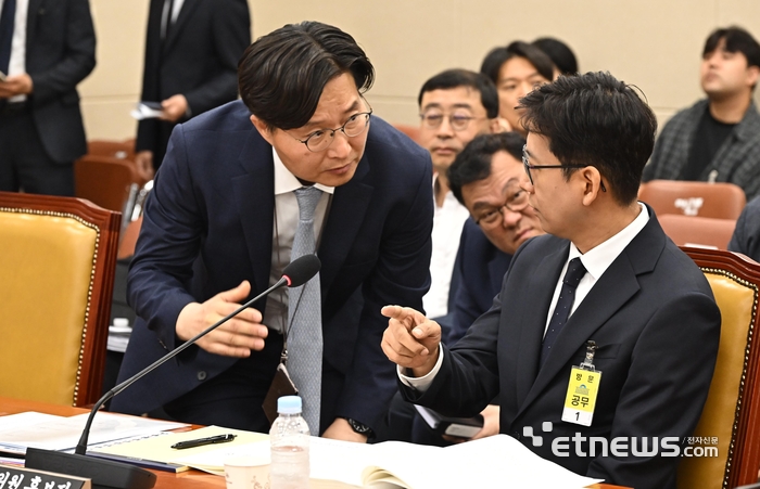 [포토] 대화하는 배경훈