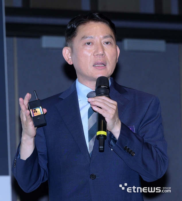 한국데이터센터연합회와 전자신문이 공동 주최한 '2025 데이터센터 서밋 코리아'가 '지속가능한 데이터센터 산업 A to Z'를 주제로 14일 서울 강남구 코엑스에서 열렸다. 선승한 이노그리드 전무가 'AI기반 클라우드 데이터센터 통합 운영관리 방안'을 주제로 발표하고 있다.
김민수기자 mskim@etnews.com