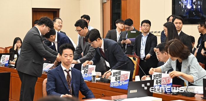 [포토] 손팻말 부착하는 국민의힘