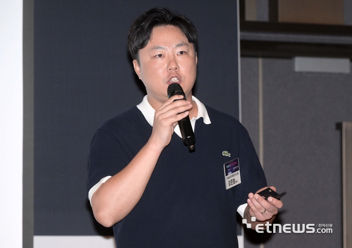 에너지 효율과 성능을 모두 잡는 최신 인프라 전략'을 주제로 기조강연을 하고 있다.
김민수기자 mskim@etnews.com