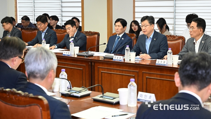 [포토] 인사말하는 안호영 환노위원장
