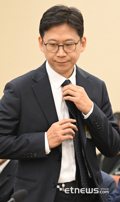 [포토] 옷 매무새 가다듬는 배경훈