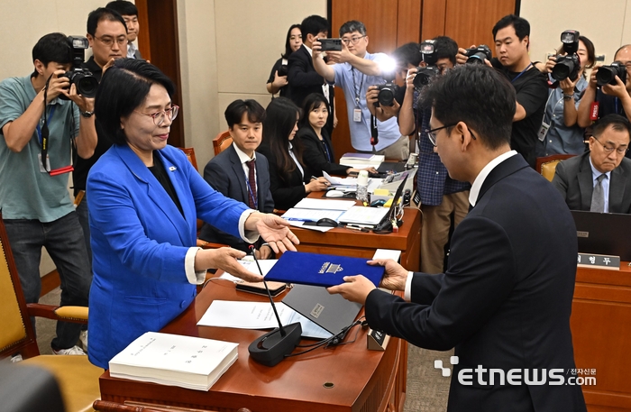 [포토] 선서문 제출하는 배경훈