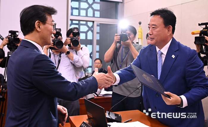 [포토] 악수하는 전재수-어기구
