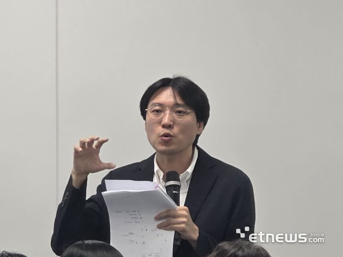 이민곤 삼성전기 상무가 14일 서울 중구 삼성전자 기자실에서 MLCC 기술에 대해 설명하고 있다. (사진= 김영호 기자)