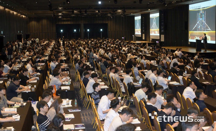 한국데이터센터연합회와 전자신문이 공동 주최한 '2025 데이터센터 서밋 코리아'가 '지속가능한 데이터센터 산업 A to Z'를 주제로 14일 서울 강남구 코엑스에서 열렸다. 관람객 1500명이 몰렸다. [사진= 김민수 기자]