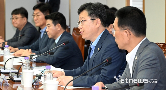 [포토] 인사말하는 안호영 환노위원장