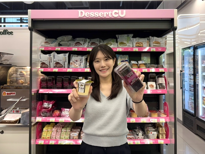 모델이 글로벌 인기 디저트를 소개하고 있다.