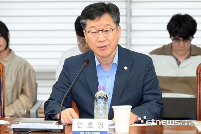 [포토] 인사말하는 안호영 환노위원장