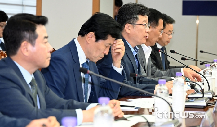 [포토] 인사말하는 안호영 환노위원장