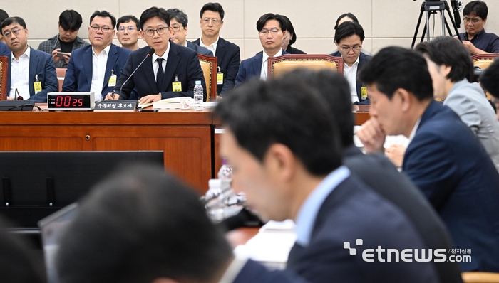 [포토] 답변하는 배경훈