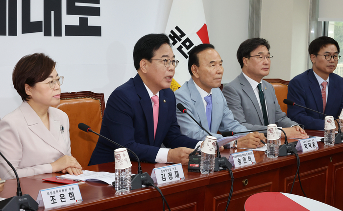 국민의힘 송언석 비상대책위원장 겸 원내대표(왼쪽 두번째)가 14일 국회에서 열린 비상대책위원회의에서 발언하고 있다.(사진=연합뉴스)