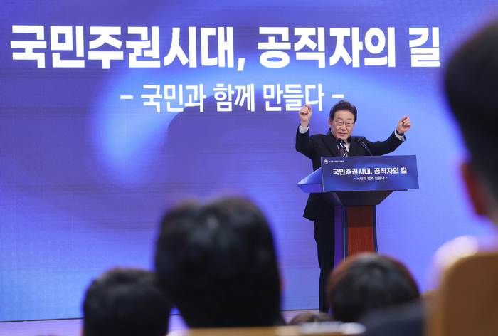 이재명 대통령이 지난달 14일 충북 진천 국가공무원인재개발원에서 70기 5급 신임관리자과정 교육생들에게 '국민주권시대, 공직자의 길'을 주제로 특강을 하고 있다. [연합뉴스]