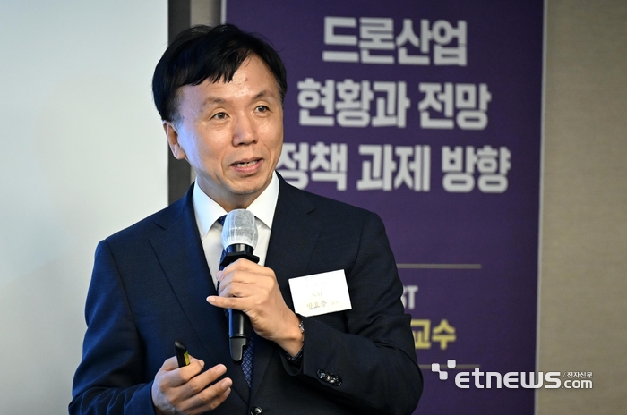 [한국IT리더스포럼] 방효충 KAIST 교수 “드론 산업 이끌 컨트롤타워 필요”