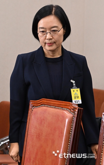 [포토] 청문회장 들어서는 한성숙