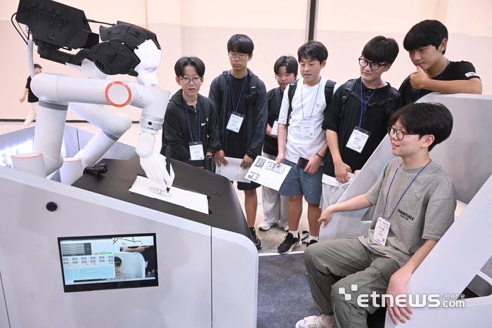 [포토] AI 로봇이 그려주는 캐릭터 초상화 보는 학생들