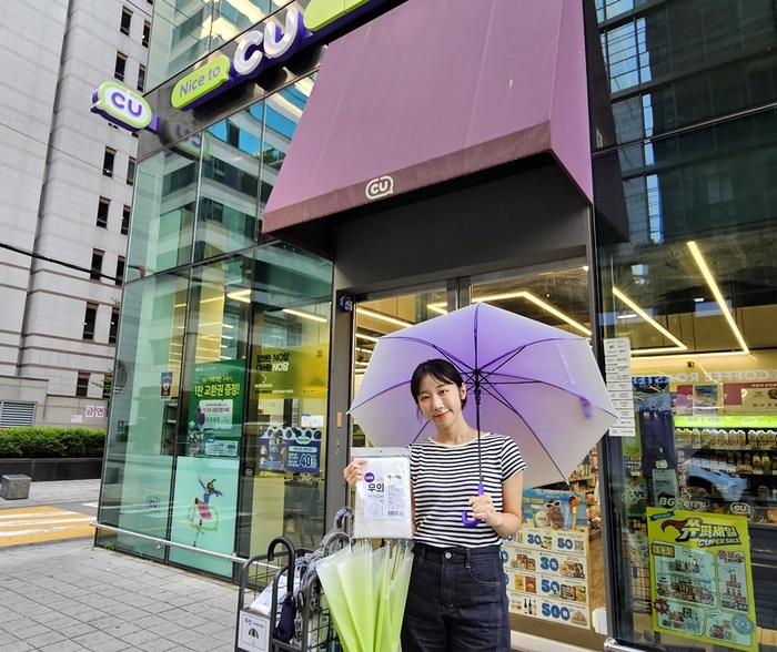 BGF리테일은 지난주까지 이어졌던 폭염이 이번주부터 폭우로 바뀌자 급히 사내 세일즈 전략 TF를 열고 7월 마케팅 전략을 장마마케팅으로 수정했다.