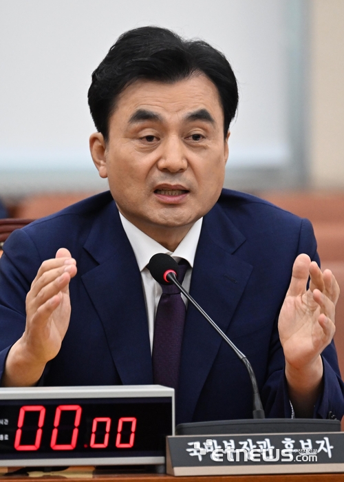 [포토] 병역 기록 설명하는 안규백