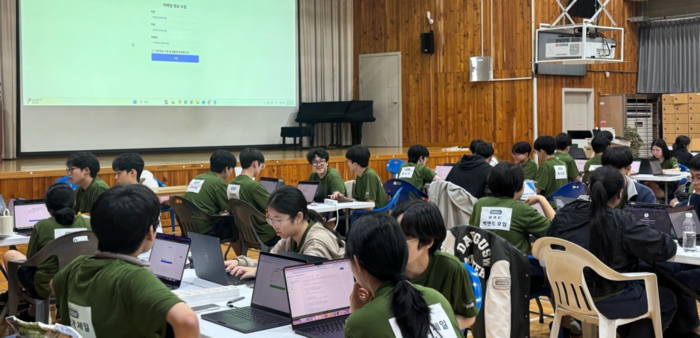 대구SW마이스터고가 '바이브 코딩을 활용한 해커톤 대회'를 열고 있다.