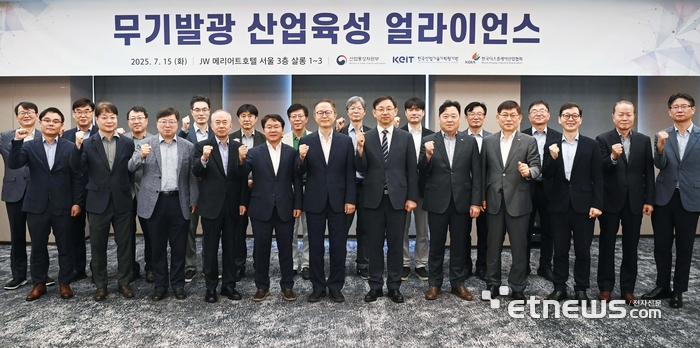 이승렬 산업통상자원부 산업정책실장은 15일 서울 서초구 JW메리어트호텔에서 신희동 한국전자기술연구원 원장, 전윤종 한국산업기술기획평가원 원장, 허종무 삼성디스플레이 상무, 이정훈 서울바이오시스 대표를 비롯한 관련 기업 및 유관기관, 학계, 연구계 등 관계자가 참석한 가운데 '무기발광 산업육성 얼라이언스 간담회'를 주재했다.