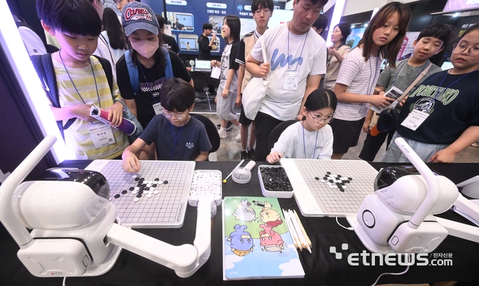 [포토]  인공지능 로봇과 바둑 한판