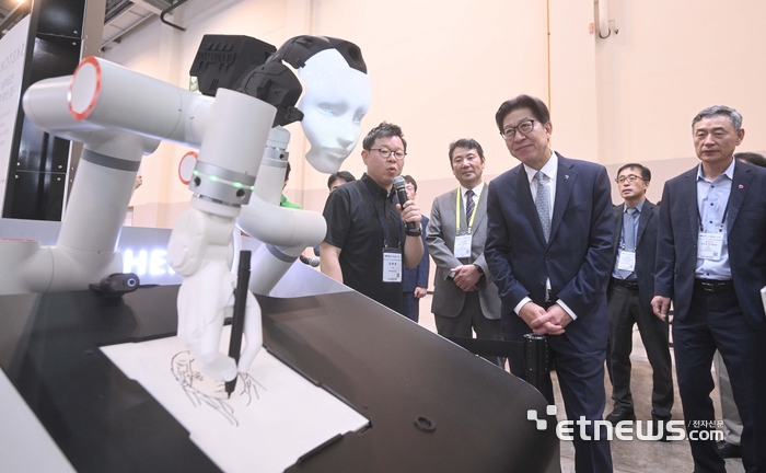 [포토] 2025 K-ICT 위크 인 부산 참관하는 박형준 부산시장