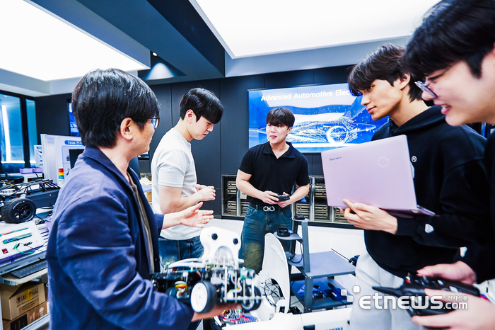 영진전문대 반도체전자계열 학생들이 자율주행자동차 프로그래밍 실습을 하고 있다.