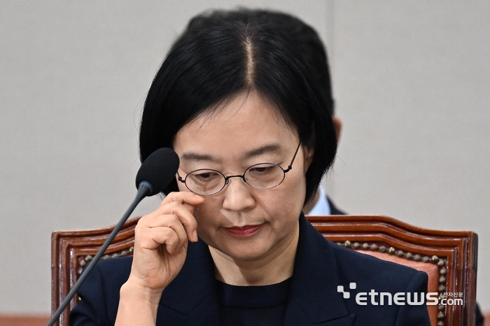 [포토] 안경 고쳐쓰는 한성숙