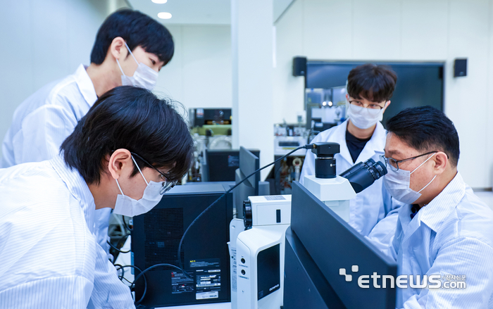 영진전문대 반도체전자계열학생들이 웨이퍼 검사 실습을 하고 있다.