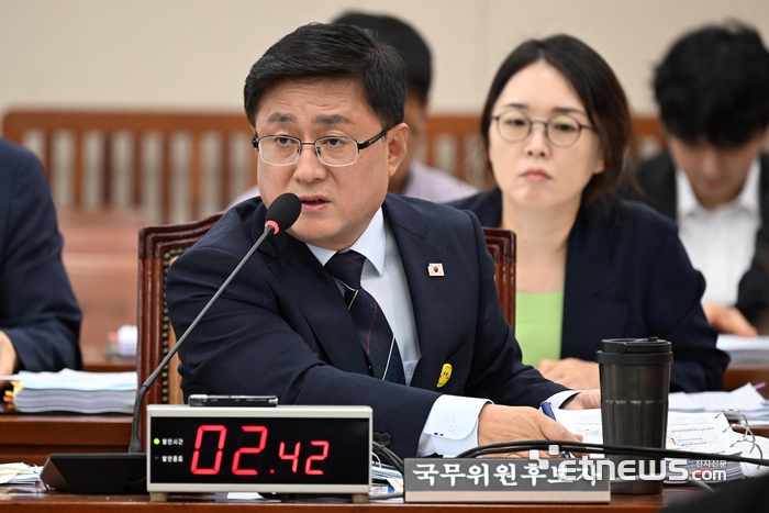 김성환 환경부장관 후보자가 15일 서울 여의도 국회 환경노동위원회에서 열린 인사청문회에서 질의에 답하고 있다.  이동근기자 foto@etnews.com