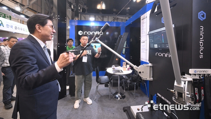 과학기술정보통신부, 부산광역시 등이 주최하고 벡스코, 전자신문 등이 주관한 2025 K-ICT 위크 인 부산이 15일 부산 벡스코에서 열렸다. 박형준 부산시장이 론픽 부스를 방문해 스마트시스템 등에 대한 설명을 듣고 있다. 부산=박지호기자 jihopress@etnews.com