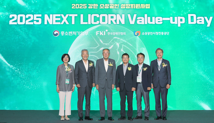 (사진 왼쪽부터) 황미애 소진공 상임이사, 이윤재 지앤지스쿨 이사장, 류진 한경협 회장, 박성효 소진공 이사장, 박기순 한경협중기센터 경영자문위원장, 김창범 한경협 부회장이 15일 FKI타워 컨퍼런스센터에서 열린 '강한 소상공인 밸류업 데이'에 참석했다.