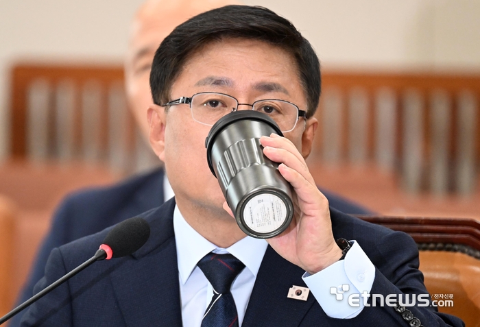 [포토] 텀블러에 담은 물 마시는 김성환