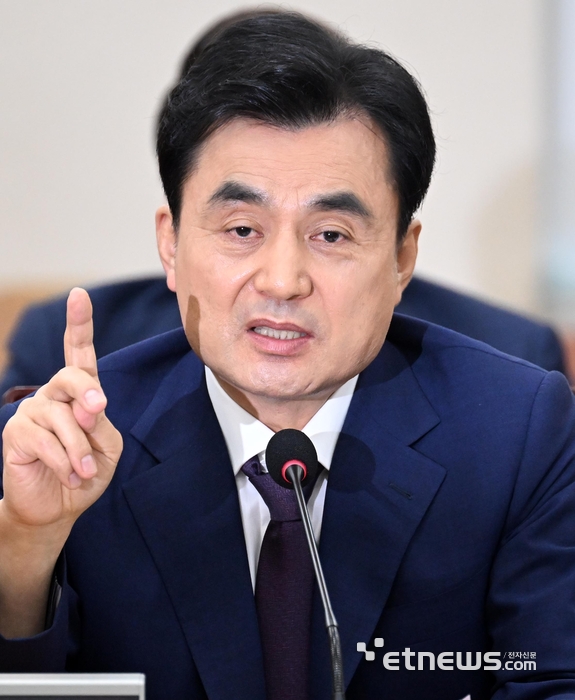 [포토] 답변하는 안규백 국방부 장관 후보자