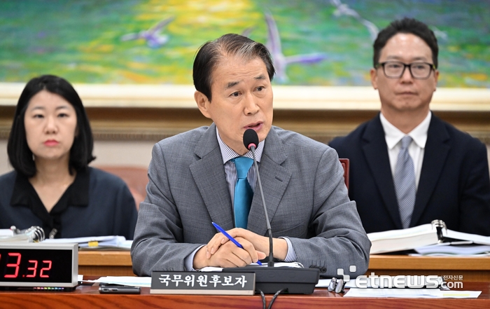 [포토] 답변하는 권오을