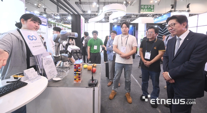 과학기술정보통신부, 부산광역시 등이 주최하고 벡스코, 전자신문 등이 주관한 2025 K-ICT 위크 인 부산이 15일 부산 벡스코에서 열렸다. 박형준 부산시장이 AI네이션 부스를 방문해 비전 검사 로봇 등에 대한 설명을 듣고 있다. 부산=박지호기자 jihopress@etnews.com