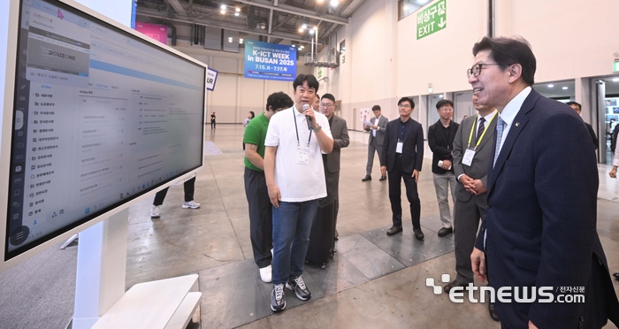 과학기술정보통신부, 부산광역시 등이 주최하고 벡스코, 전자신문 등이 주관한 2025 K-ICT 위크 인 부산이 15일 부산 벡스코에서 열렸다. 박형준 부산시장이 더존비즈온 부스를 방문해 ONE AI 등에 대한 설명을 듣고 있다. 부산=박지호기자 jihopress@etnews.com