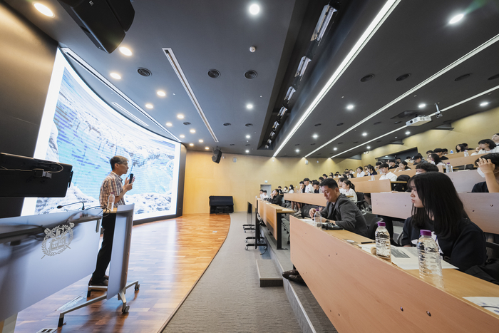 과학영재 사회공헌활동 발대식에서 서울대학교 지구물리측지연구실 서기원 교수가 이공계 진로 특별 강의를 진행하고 있다.