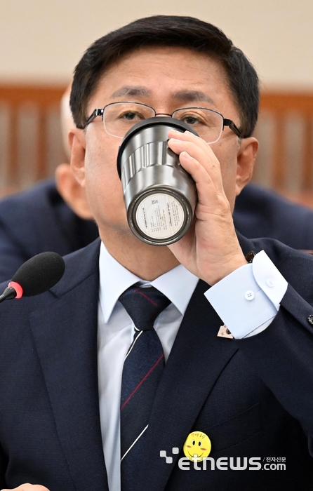 [포토] 텀블러에 담은 물 마시는 김성환