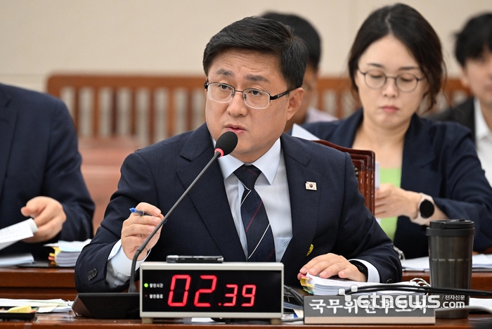 김성환 환경부장관 후보자가 15일 서울 여의도 국회 환경노동위원회에서 열린 인사청문회에서 질의에 답하고 있다. 
 이동근기자 foto@etnews.com