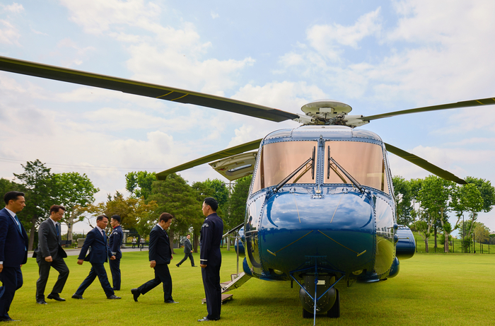 이재명 대통령, 지방 일정 이동      (서울=연합뉴스) 대통령실은 이재명 대통령이 14일 지방 일정을 위해 전용 헬기에 탑승하는 모습을 15일 SNS에 공개했다. 2025.7.15 [이재명 대통령 SNS. 재판매 및 DB 금지]     photo@yna.co.kr (끝)