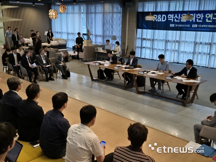 하정우 대통령실 AI미래기획 수석(중앙 왼쪽에서 두 번째)은 16일 기초과학연구원(IBS)에서 진행된 'R&D 혁신을 위한 연구현장 간담회'에 참석해 R&D 생태계 혁신 필요성을 강조했다.