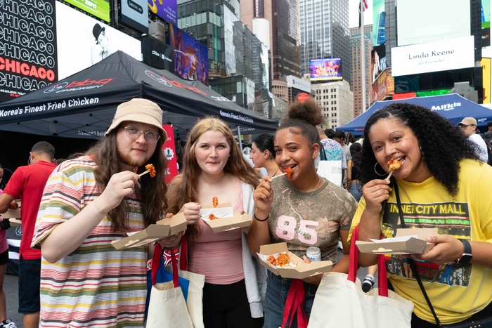 사람들이 BBQ 양념치킨과 밀키스를 맛보고 있다. 〈사진제공=BBQ〉