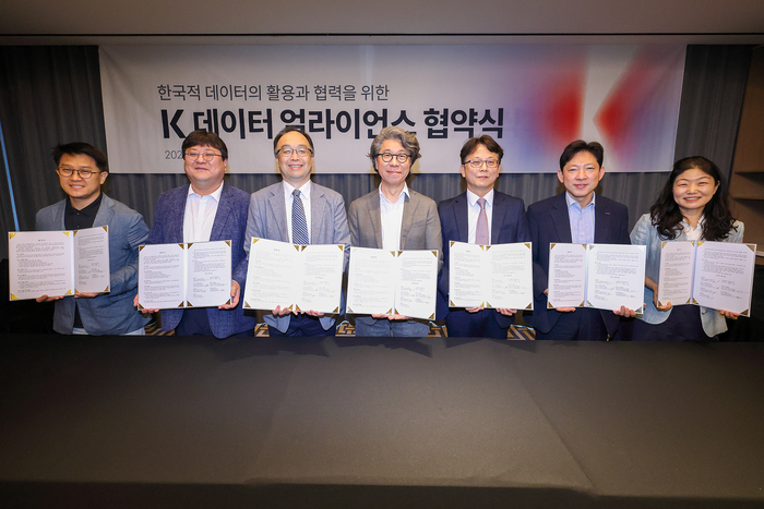 (왼쪽부터)김광일 아이스크림에듀 AI 연구소장, 유규오 EBS 디지털학교교육본부장, 허은 고려대학교 민족문화연구원장, 오승필 KT 기술혁신부문장, 김영훈 중앙일보 모바일서비스총괄, 김상우 두산디지털이노베이션 본부장, 남길임 한글학회 이사