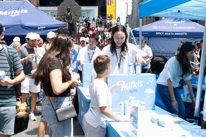 뉴욕타임스퀘어에 마련된 밀키스 부스에서 관람객이 이벤트에 참여하고 있다. 〈사진제공=롯데칠성음료〉