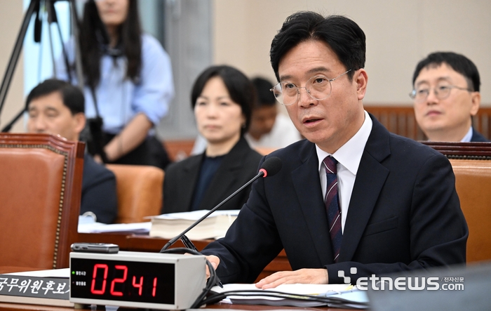 김영훈 고용노동부 장관 후보자가 16일 서울 여의도 국회 환경노동위원회에서 열린 인사청문회에서 질의에 답변하고 있다. 
 이동근기자 foto@etnews.com