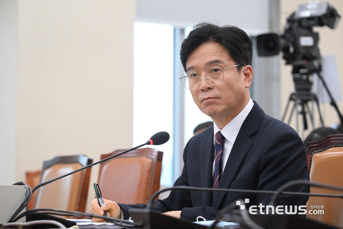 [포토] 질의 경청하는 김영훈 고용노동부 장관 후보자