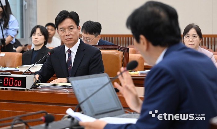 [포토] 질의 경청하는 김영훈 후보자
